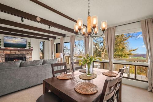 101 Courtside Ln 1A by Carolina Stays in Beech Mountain, USA