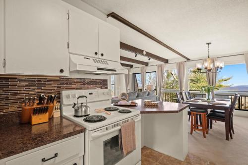 101 Courtside Ln 1A by Carolina Stays in Beech Mountain, USA