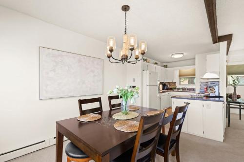 101 Courtside Ln 1A by Carolina Stays in Beech Mountain, USA
