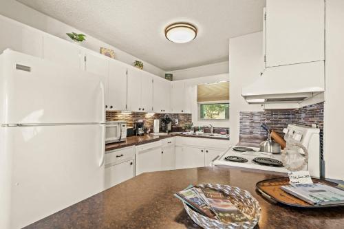 101 Courtside Ln 1A by Carolina Stays in Beech Mountain, USA