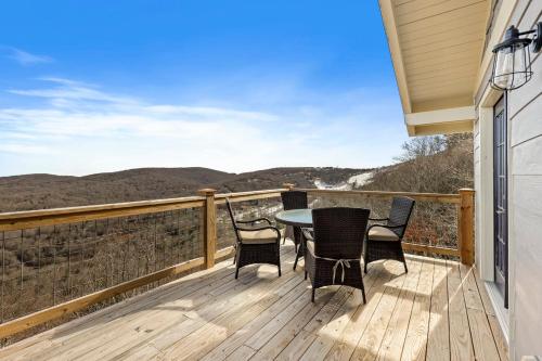103 Mockingbird Ln by Carolina Stays in Beech Mountain, USA