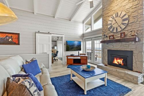 103 Mockingbird Ln by Carolina Stays in Beech Mountain, USA
