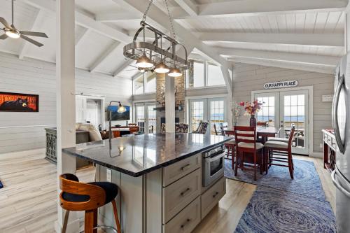 103 Mockingbird Ln by Carolina Stays in Beech Mountain, USA