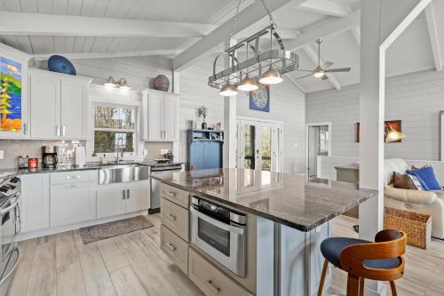 103 Mockingbird Ln by Carolina Stays in Beech Mountain, USA