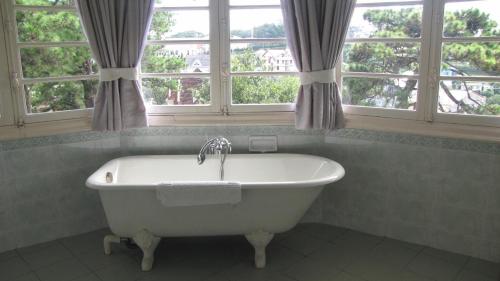 room detail thumbnail 2