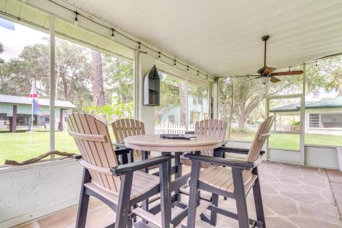 Sunny Home in Yankeetown with Lanai and Backyard! in Yankeetown, USA