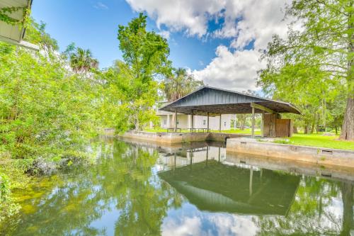 Sunny Home in Yankeetown with Lanai and Backyard! in Yankeetown, USA