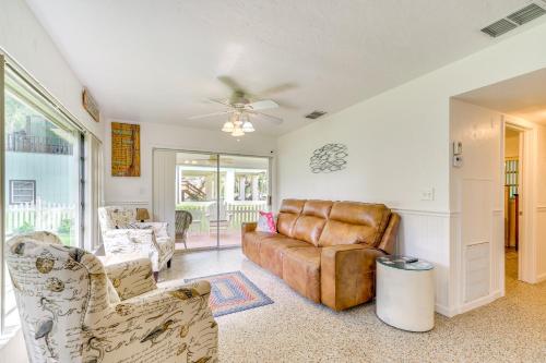 Sunny Home in Yankeetown with Lanai and Backyard! in Yankeetown, USA