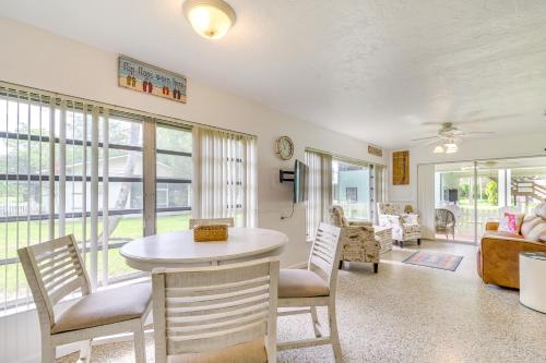 Sunny Home in Yankeetown with Lanai and Backyard! in Yankeetown, USA