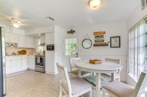 Sunny Home in Yankeetown with Lanai and Backyard! in Yankeetown, USA