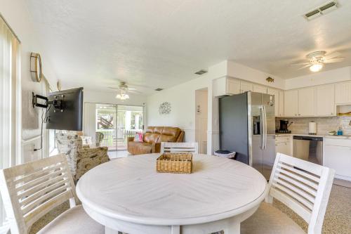 Sunny Home in Yankeetown with Lanai and Backyard! in Yankeetown, USA