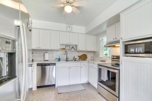 Sunny Home in Yankeetown with Lanai and Backyard! in Yankeetown, USA
