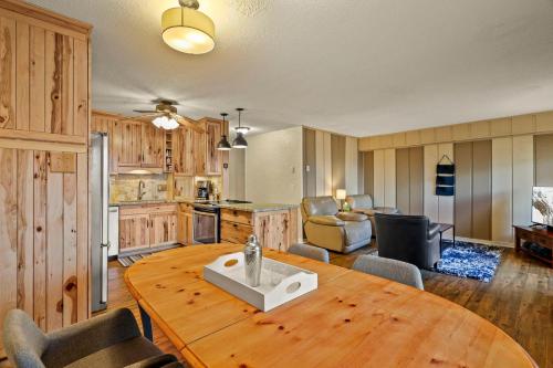 111 Courtside Ln B9 by Carolina Stays in Beech Mountain, USA