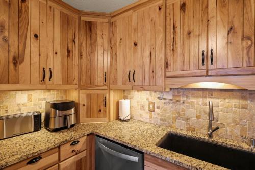 111 Courtside Ln B9 by Carolina Stays in Beech Mountain, USA