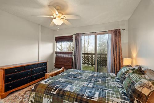 111 Courtside Ln B9 by Carolina Stays in Beech Mountain, USA
