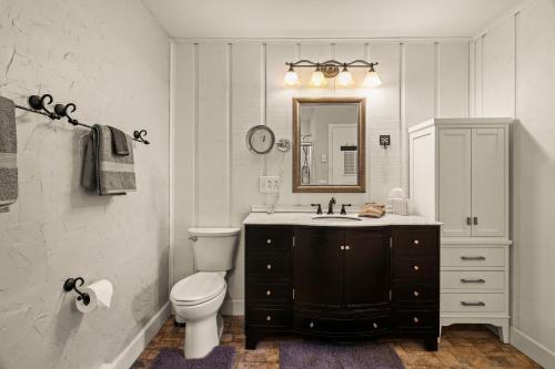 111 Courtside Ln B9 by Carolina Stays in Beech Mountain, USA