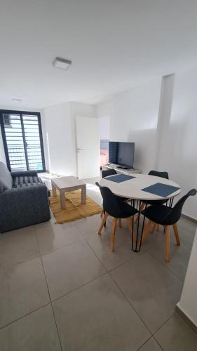 Departamento -Lima- Barrio General Paz enfrente a la plaza Alberdi, cercano a los hospitales, By Apartcba