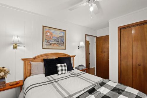 301 Pinnacle Inn Rd 2315 by Carolina Stays in Beech Mountain, USA