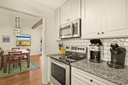 477 Saint Andrews Rd by Carolina Stays in Beech Mountain, USA