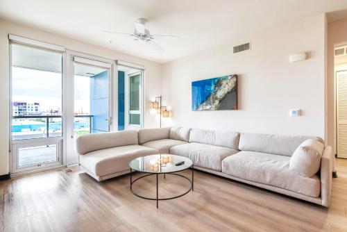 New 2BR WeHo Luxury Apartment d in Los Angeles, USA