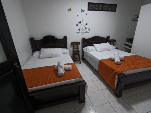 1 twin bed, 1 bunk bed
