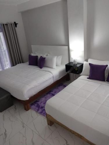 1 king bed, 1 queen bed