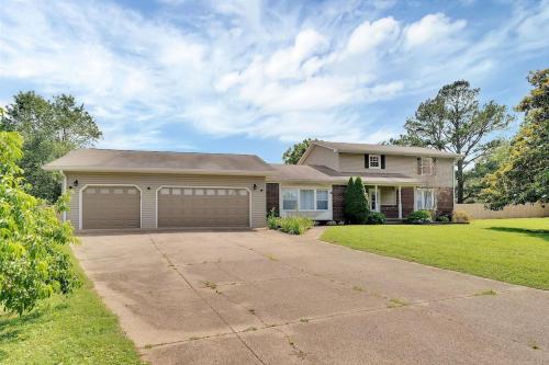 New Listing Murfreesboro Pool Home Sleeps 12 in Murfreesboro, USA