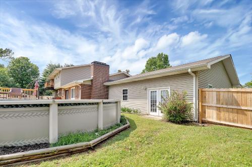 New Listing Murfreesboro Pool Home Sleeps 12 in Murfreesboro, USA