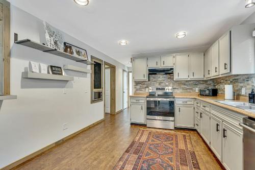 New Listing Murfreesboro Pool Home Sleeps 12 in Murfreesboro, USA