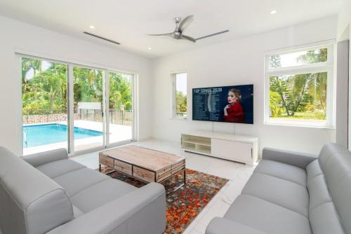 Luxurious 4 Bedroom Home on Seven Mile Corridor in the Heart of Cayman with a Private Pool – khách sạn tại George Town