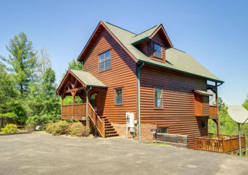 Luxury Family Cabin with Outdoor Kitchen, Hot Tub, Sauna, Fireplace, Theater Room, Arcade, Pool Table, and Fire Pit in Perfect Location! in Sevierville, USA
