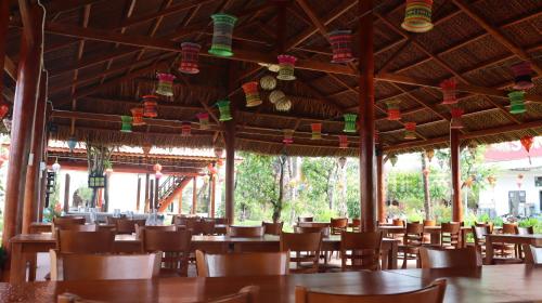 Étterem, Khu Nghi Duong Sen Hong Town in Son Dong