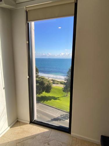 Ocean Beach Hotel - Perth