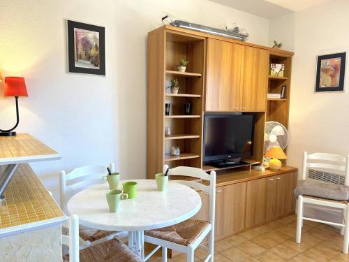 Appartement 2 pièces coin nuit 5 couchages BORMES LES MIMOSAS - FR-1-251-838 (Appartement 2 pieces coin nuit, balcon sud, proche plage et commerces, garage inclus, 5 couchages - ) in 보르므 레 미모사