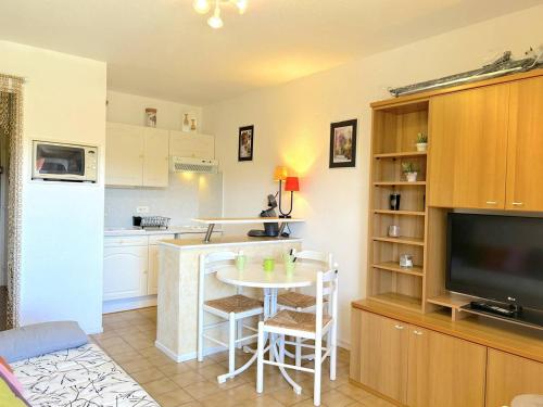 Appartement 2 pièces coin nuit 5 couchages BORMES LES MIMOSAS - FR-1-251-838 (Appartement 2 pieces coin nuit, balcon sud, proche plage et commerces, garage inclus, 5 couchages - ) in 보르므 레 미모사