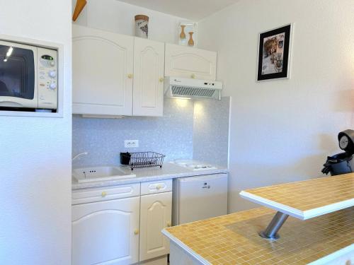 Appartement 2 pièces coin nuit 5 couchages BORMES LES MIMOSAS - FR-1-251-838 (Appartement 2 pieces coin nuit, balcon sud, proche plage et commerces, garage inclus, 5 couchages - ) in 보르므 레 미모사