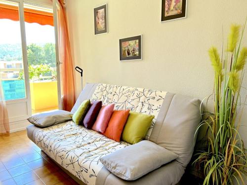 Appartement 2 pièces coin nuit 5 couchages BORMES LES MIMOSAS - FR-1-251-838 (Appartement 2 pieces coin nuit, balcon sud, proche plage et commerces, garage inclus, 5 couchages - ) in 보르므 레 미모사