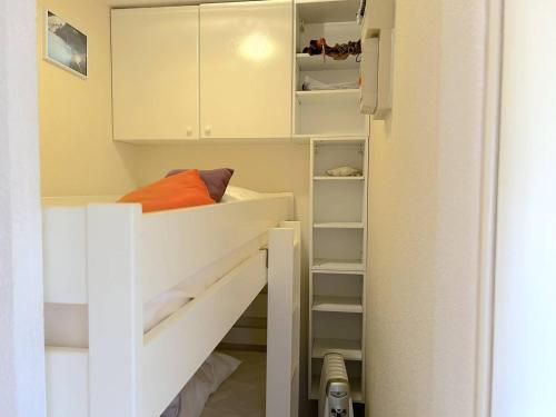 Appartement 2 pièces coin nuit balcon sud proche plage et commerces garage inclus 5 couchages - FR-1-251-838 - image 4