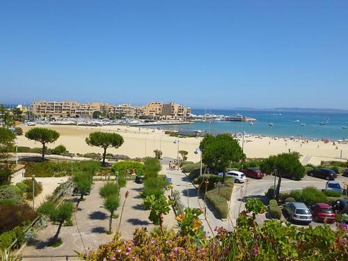 Appartement 2 pièces coin nuit 5 couchages BORMES LES MIMOSAS - FR-1-251-838 (Appartement 2 pieces coin nuit, balcon sud, proche plage et commerces, garage inclus, 5 couchages - ) in 보르므 레 미모사