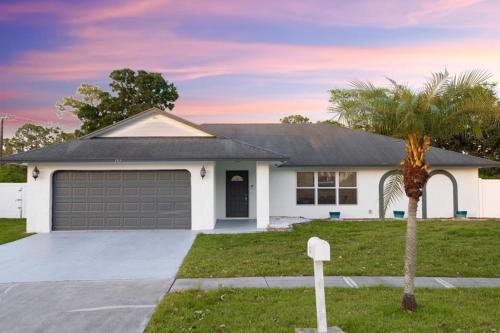 Villa Royale 4 BR Home with Pool and Hot Tub villa in Wellington, USA
