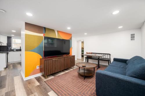 Facilities, Chic 2-Bed Haven with Vibrant Decor in SE Atlanta in Browns Mill Park
