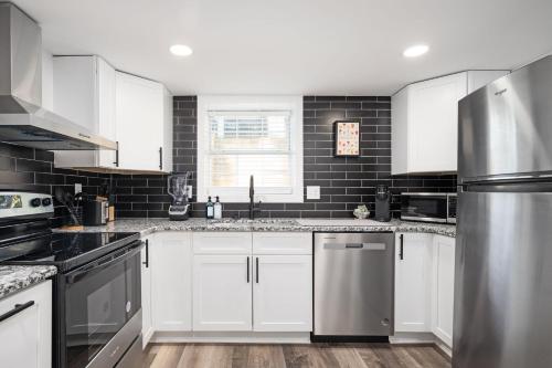 Kitchen, Chic 2-Bed Haven with Vibrant Decor in SE Atlanta in Browns Mill Park