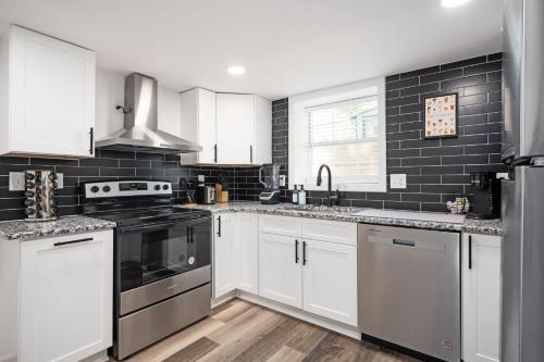 Facilities, Chic 2-Bed Haven with Vibrant Decor in SE Atlanta in Browns Mill Park