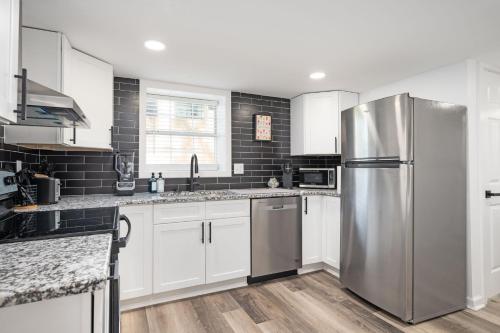 Kitchen, Chic 2-Bed Haven with Vibrant Decor in SE Atlanta in Browns Mill Park