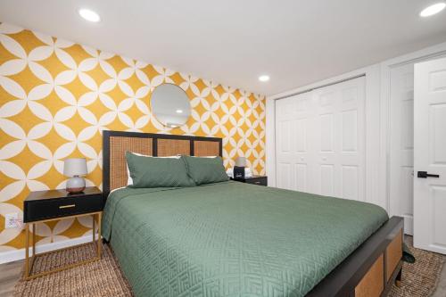 Chic 2-Bed Haven with Vibrant Decor in SE Atlanta