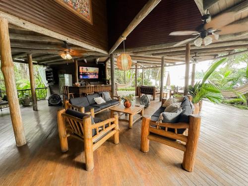 sala de TV, Casa Caribe Hotel in Río Dulce