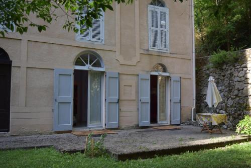 Appartement de plain pied , jardin et grande terrasse in Ussat