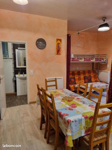 Appartement de plain pied , jardin et grande terrasse in Ussat