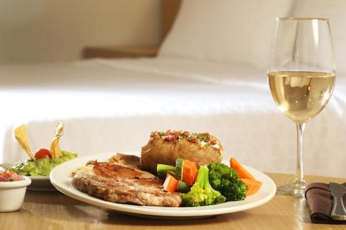 574571765 Holiday Inn Tijuana Zona Rio by IHG