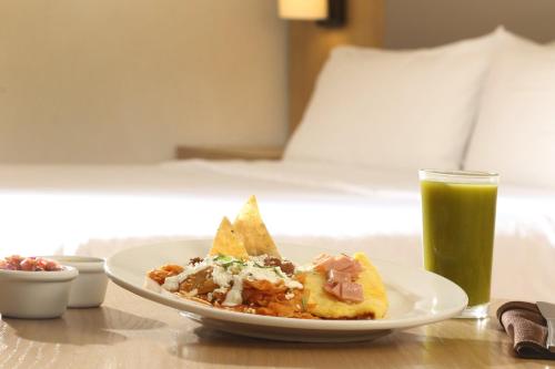 574571772 Holiday Inn Tijuana Zona Rio by IHG